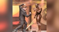 Arnold Posing at the 2017 Arnold Classic