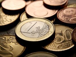 EUR/USD holds ground near 1.1150 ahead of Eurozone PMI data