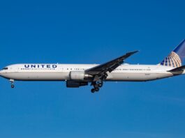 2 United Airlines passengers injured after aircraft abruptly slows descent